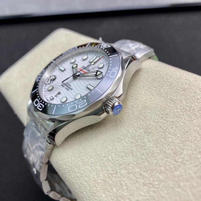 top-tier watch Omega men's white dialSeamaster series steel bracelet watch side view