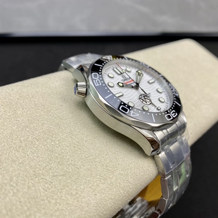 top-tier watch Omega men's white dialSeamaster series steel bracelet watch side view