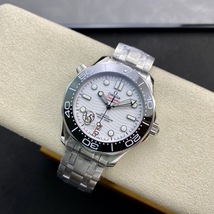top-tier watch Omega men's white dialSeamaster series steel bracelet watch front view