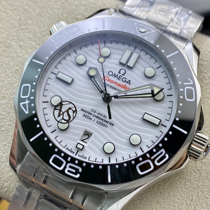 top-tier watch Omega men's white dialSeamaster series steel bracelet watch front view