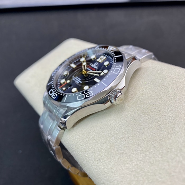 top-tier watch Omega men's blue dial Seamaster series steel bracelet watch side view