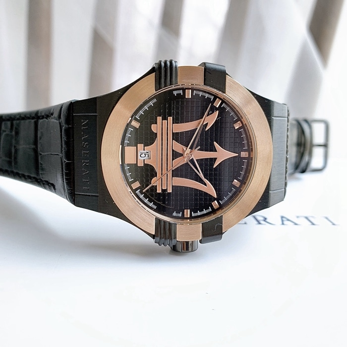 top-tier watch Maserati men's black dialquartzleather strap watch front view