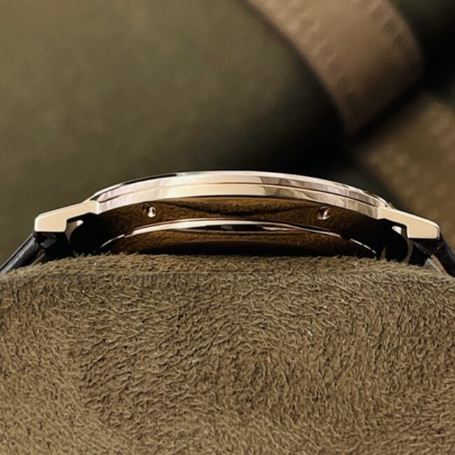 Top-tier watch Piaget men's white dial brown belt dragon and phoenix series watch side view