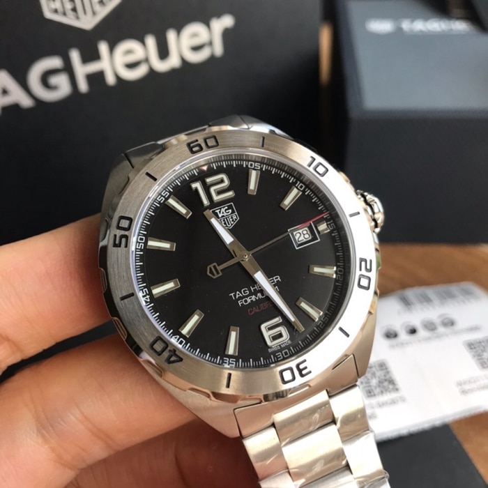 top-tier watch TAG Heuer men's black dialsteel braceletF1 series mechanical watch front view