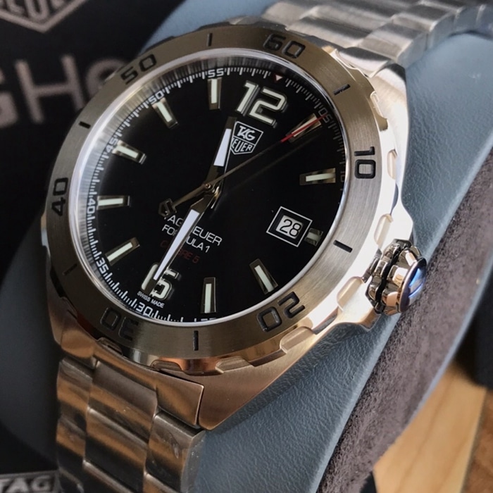 top-tier watch TAG Heuer men's black dialsteel braceletF1 series mechanical watch front view