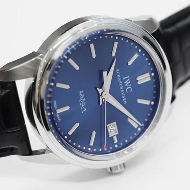 top-tier watch IWC men's blue dial black belt automatic movementleather strap watch front view