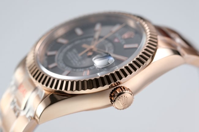 top-tier replicaRolex men's black dialrose gold belt pilot series automatic movement watch side view