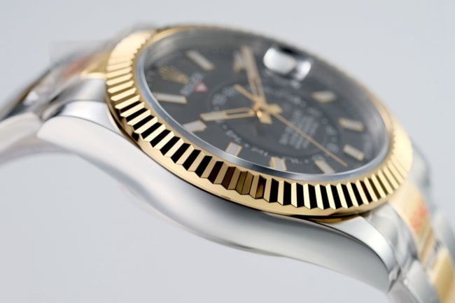 top-tier Rolex men's black dial gold belt Navigator series automatic movement watch side view