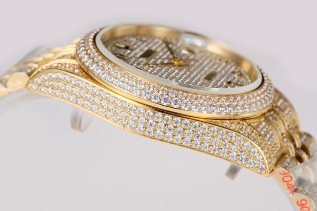 Side view of TW factory top-tier replicaRolex men's white dial gold band Datejust series 18k automatic movement watch