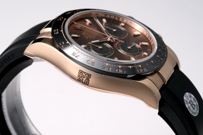 top-tier replicaRolex men's brown plate rubber strap Cosmograph Daytona fully automatic movement watch side view