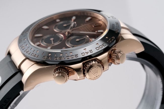 top-tier replicaRolex men's brown plate rubber strap Cosmograph Daytona fully automatic movement watch side view