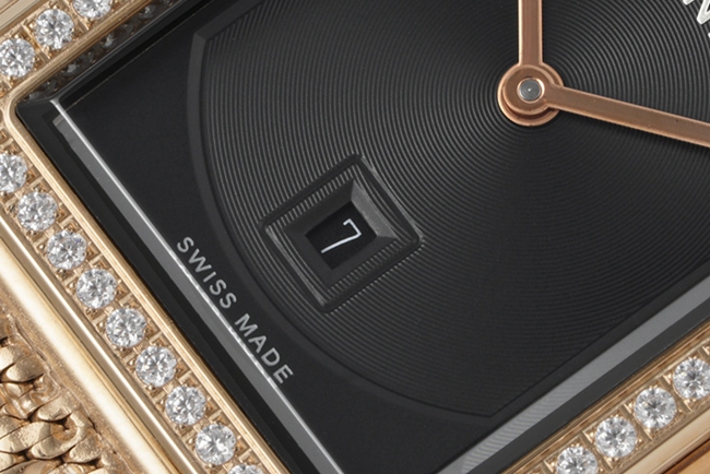 top-tier replicaChanel women's black dial gold steel braceletBOY FRIEND series quartz watch detail shots