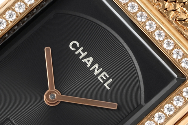 top-tier replicaChanel women's black dial gold steel braceletBOY FRIEND series quartz watch detail shots