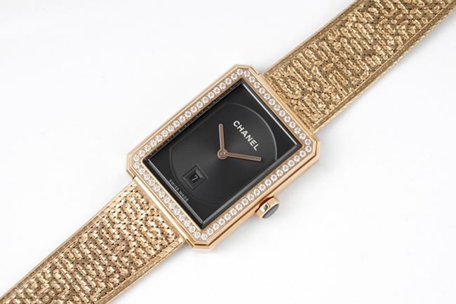 top-tier replicaChanel women's black dial gold steel braceletBOY FRIEND series quartz watch front view