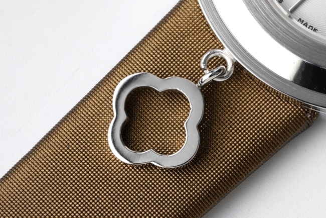 top-tier Van Cleef & Arpels women's white dial brown belt Charms Gold series quartzleather strap watch detail shots