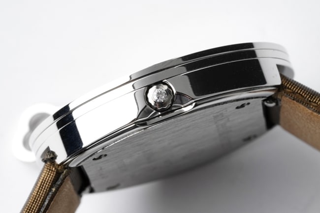 Top-tier Van Cleef & Arpels women's white dial brown belt Charms Gold series quartzleather strap watch side view