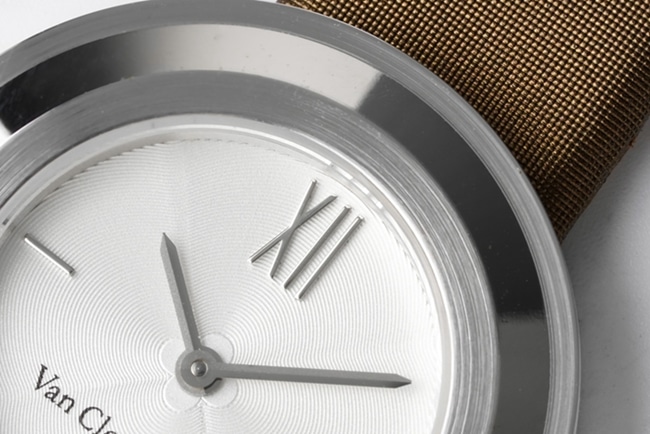 top-tier Van Cleef & Arpels women's white dial brown belt Charms Gold series quartzleather strap watch detail shots