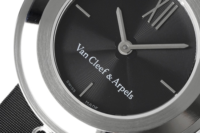 top-tier Van Cleef & Arpels women's black dial black belt Charms Gold series quartz watch detail shots
