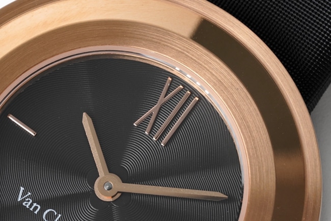 top-tier Van Cleef & Arpels women's black dial black belt Charms Goldquartz watch detail shots