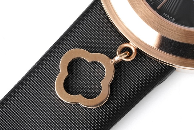 top-tier Van Cleef & Arpels women's black dial black belt Charms Goldquartz watch detail shots