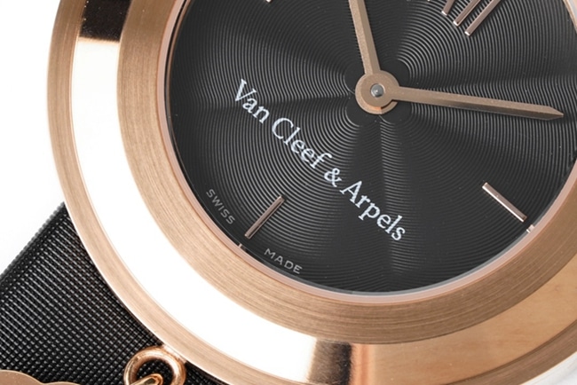 top-tier Van Cleef & Arpels women's black dial black belt Charms Goldquartz watch detail shots