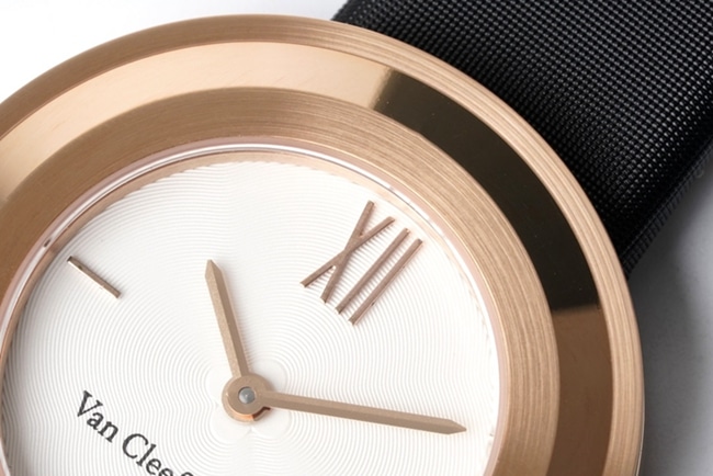 top-tier Van Cleef & Arpels women's white dial black belt Charms Gold series quartz watch detail shots