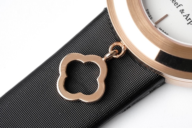 top-tier Van Cleef & Arpels women's white dial black belt Charms Gold series quartz watch detail shots