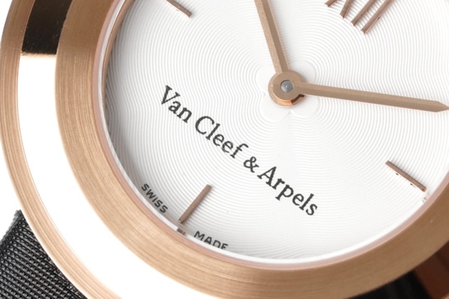 top-tier Van Cleef & Arpels women's white dial black belt Charms Gold series quartz watch detail shots