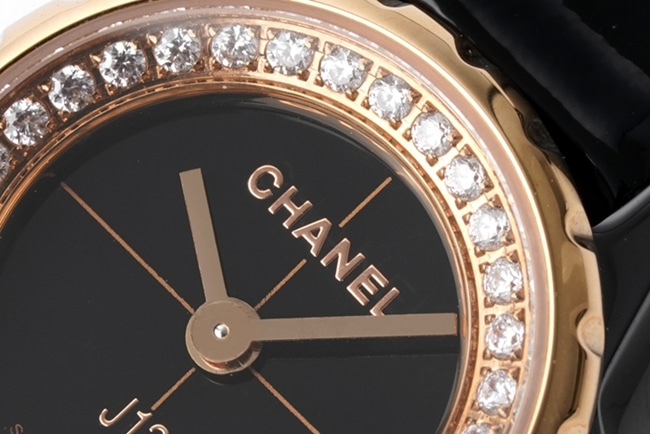top-tier replicaChanel women's black dial black belt J12 series quartzleather strap watch detail shots