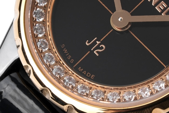 top-tier replicaChanel women's black dial black belt J12 series quartzleather strap watch detail shots