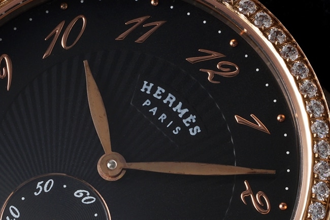 top-tier Hermès women's black dial black belt classic series quartzleather strap watch detail shots