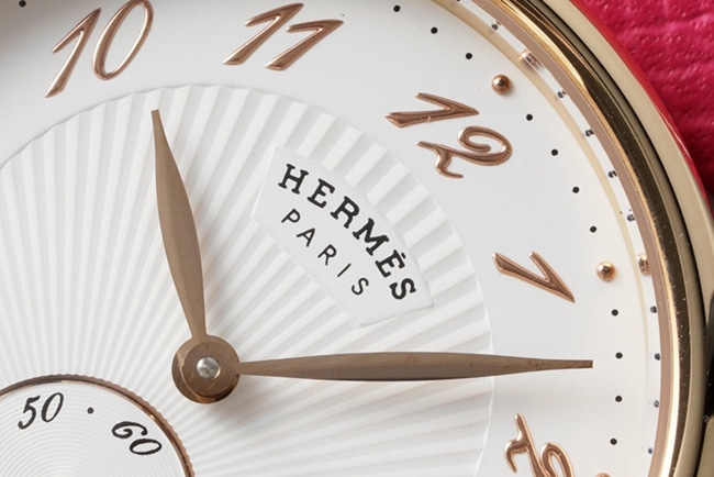 top-tier Hermès women's white dial red strap classic series quartzleather strap watch detail shots