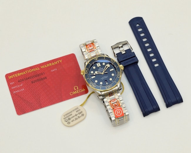 top-tier replicaOmega men's blue dialsteel braceletSeamaster 300m series mechanical watch front view