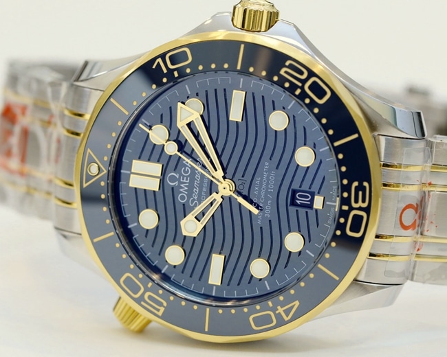 top-tier replicaOmega men's blue dialsteel braceletSeamaster 300m series mechanical watch front view