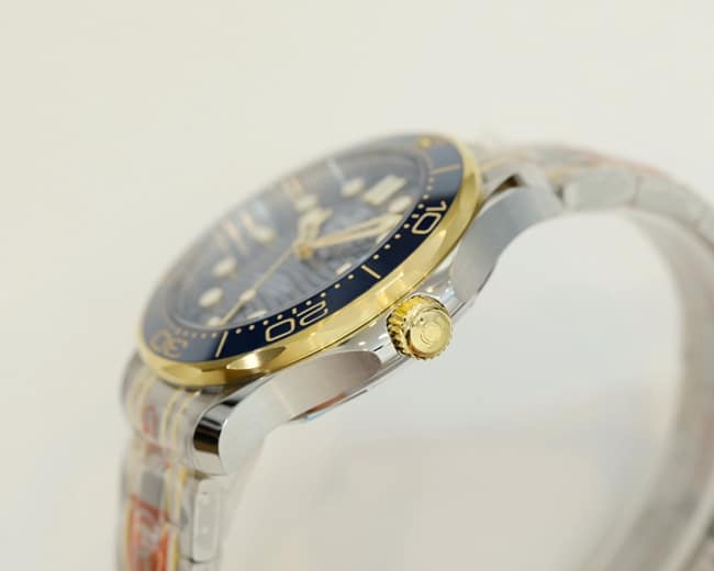top-tier replicaOmega men's blue dialsteel braceletSeamaster 300m series mechanical watch side view