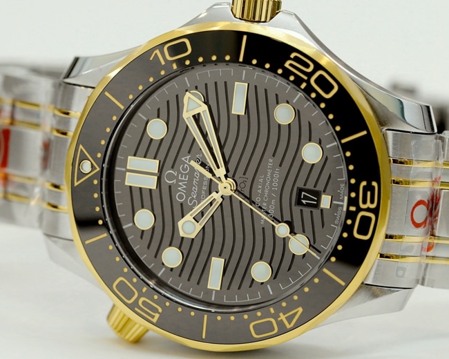 top-tier replicaOmega men's black dialsteel braceletSeamaster 300m series mechanical watch front view