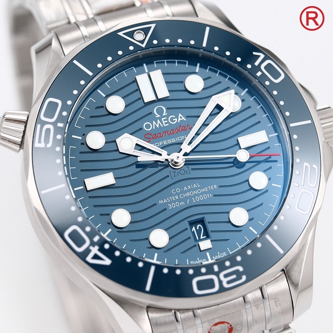 Omegatop-tier men's blue dialsteel braceletSeamaster 300m series mechanical watch front view