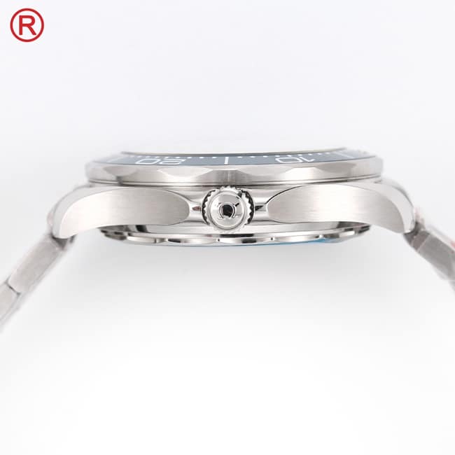 Omegatop-tier men's blue dialsteel braceletSeamaster 300m series mechanical watch side view
