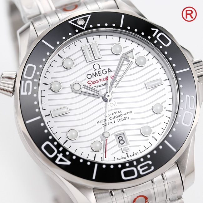 Omegatop-tier men's white dialsteel braceletSeamaster 300m series mechanical watch front view