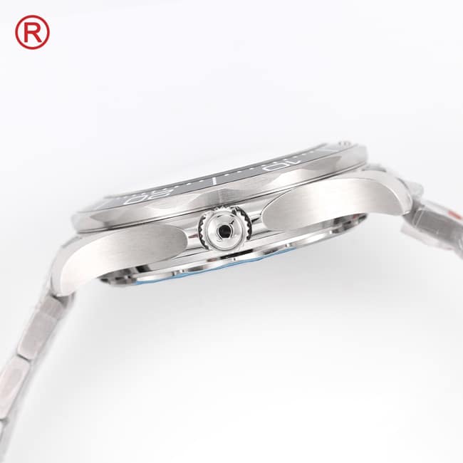 Omegatop-tier men's white dialsteel braceletSeamaster 300m series mechanical watch side view