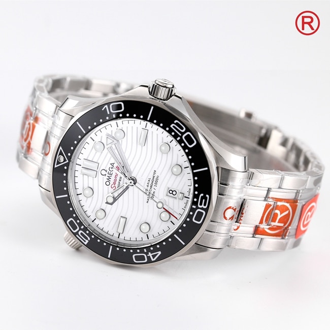 Omegatop-tier men's white dialsteel braceletSeamaster 300m series mechanical watch front view