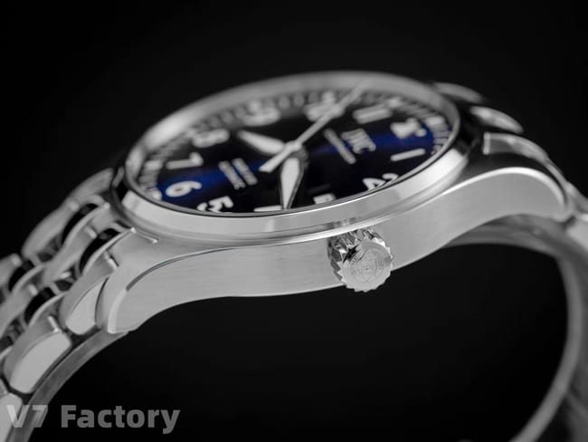 V7 factory IWC top-tiersuper watch men's blue dialsteel bracelet mark eighteen series automatic movement watch side view