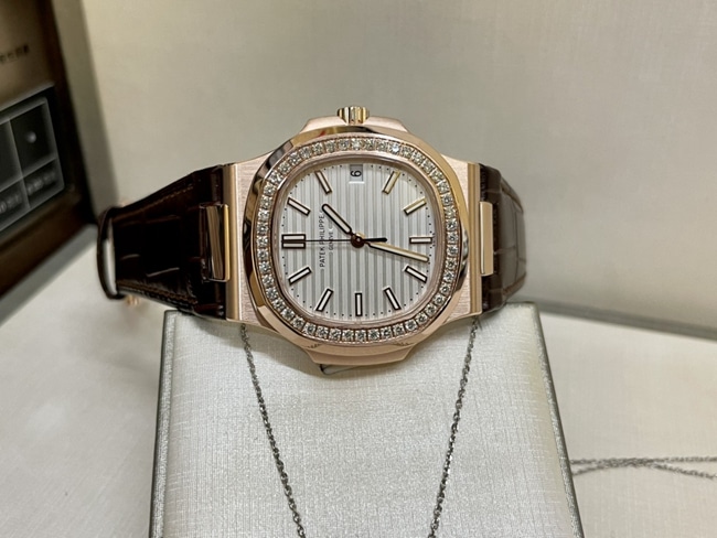 Patek Philippetop-tier watch men's white dial brown belt Nautilus series watch front view