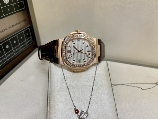 Patek Philippetop-tier watch men's white dial brown belt Nautilus series watch front view