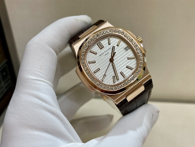 Patek Philippetop-tier watch men's white dial brown belt Nautilus series watch front view