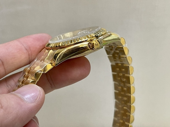 top-tier replicaRolexsuper watch men's gold plate gold band Datejust series watch side view
