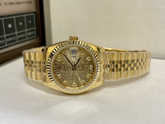 top-tier replicaRolexsuper watch men's gold plate gold band Datejust series watch front view