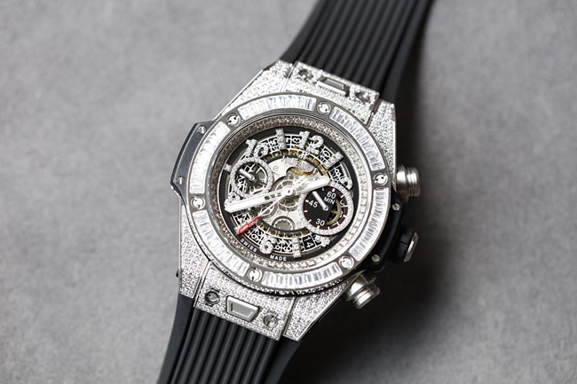 top-tier replicaHublot super A watch men's white dialrubber strapv2 version mechanical BigBang big bang series watch front view