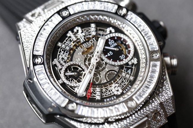 top-tier replicaHublot super A watch men's white dialrubber strapv2 version mechanical BigBang big bang series watch front view