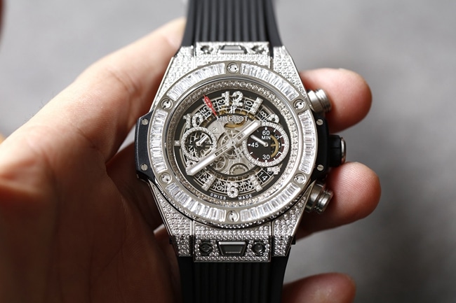 top-tier replicaHublot super A watch men's white dialrubber strapv2 version mechanical BigBang big bang series watch front view